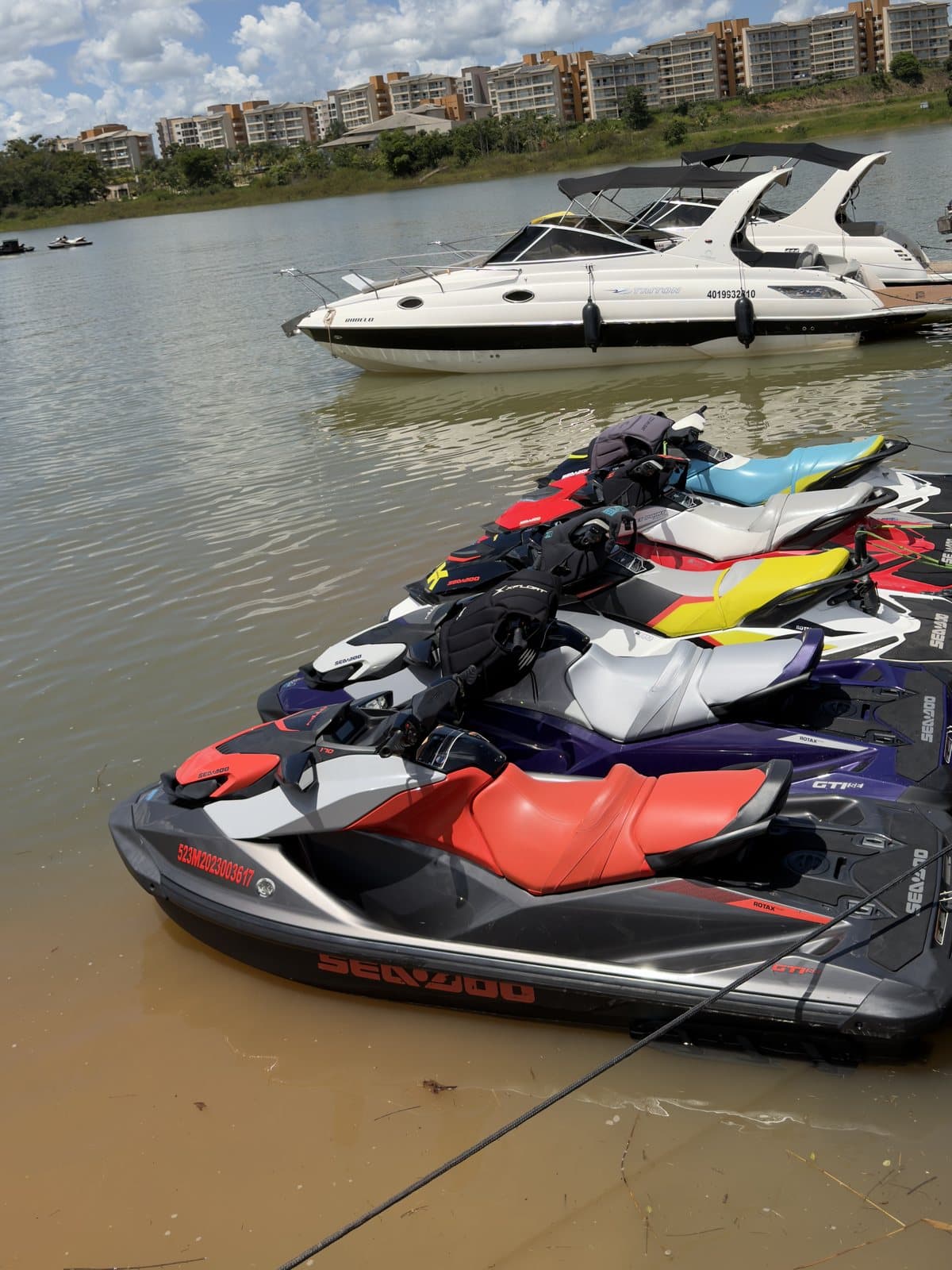 Frota completa da Jet Park — jet skis Sea-Doo e lancha no Lago Corumbá